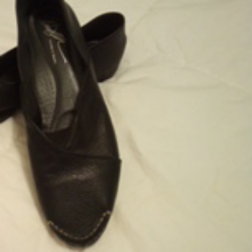 Donald Pliner, Belia Designer Shoes. Black Leather